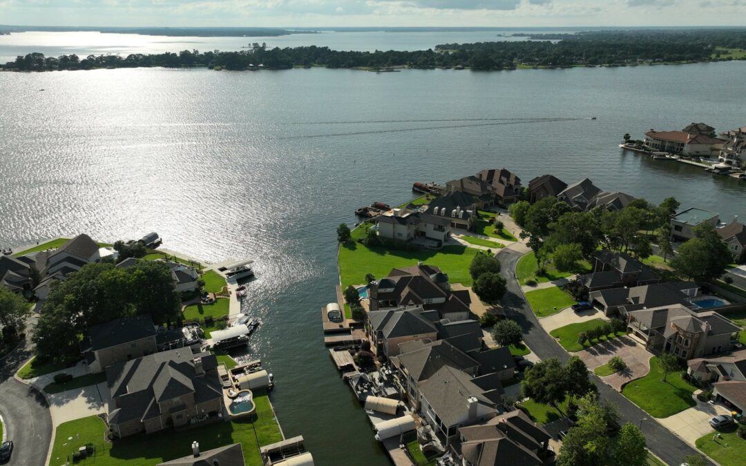 What Are Lake-Access Homes on Lake Conroe?